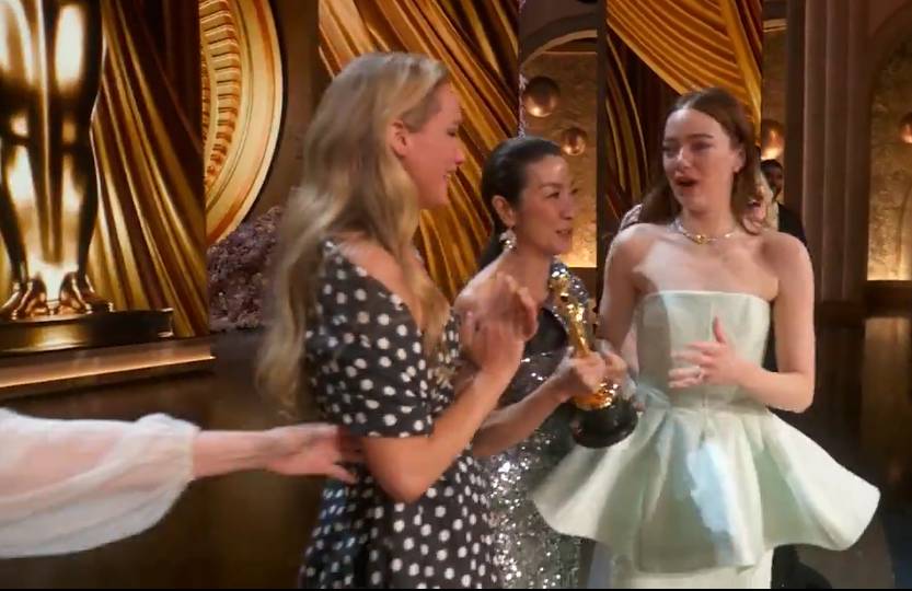 Emma Stone'un elbisesi Oscar ödül gecesinde patladı. Başına gelen pişmiş tavuğun başına gelmedi 5